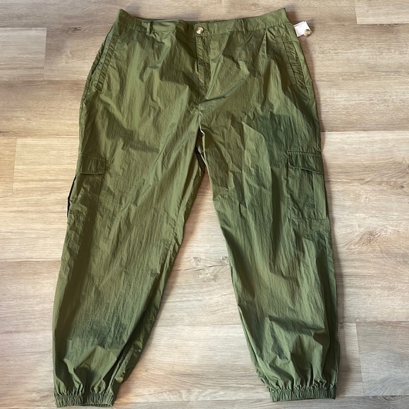 Forever 21 Pants - NWT Forever 21 Plus Size Cargo Joggers in Olive sz 3X